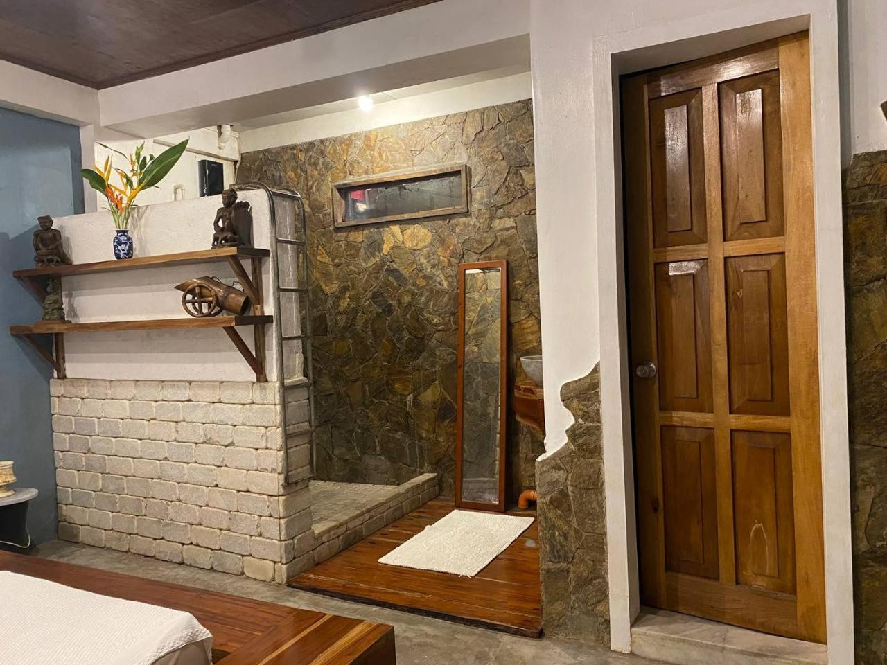 Stone Creek House Bed & Breakfast Romblon Ngoại thất bức ảnh
